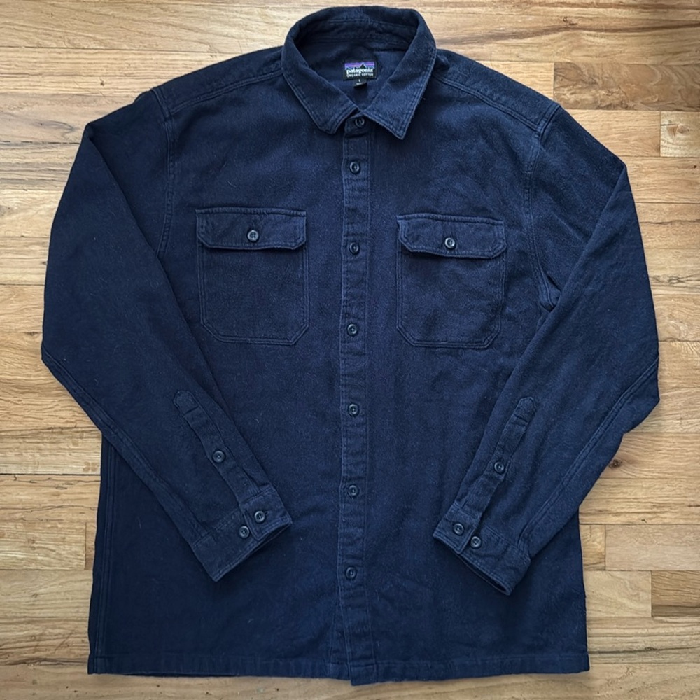 EUC Patagonia Men's Flannel Button Down Shirt - Dark Blue